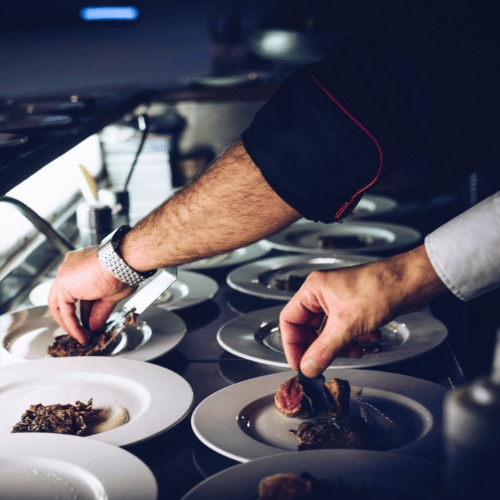 dressage des plats élaborés sur place uniquement à base de produits frais issus des meilleurs producteurs locaux